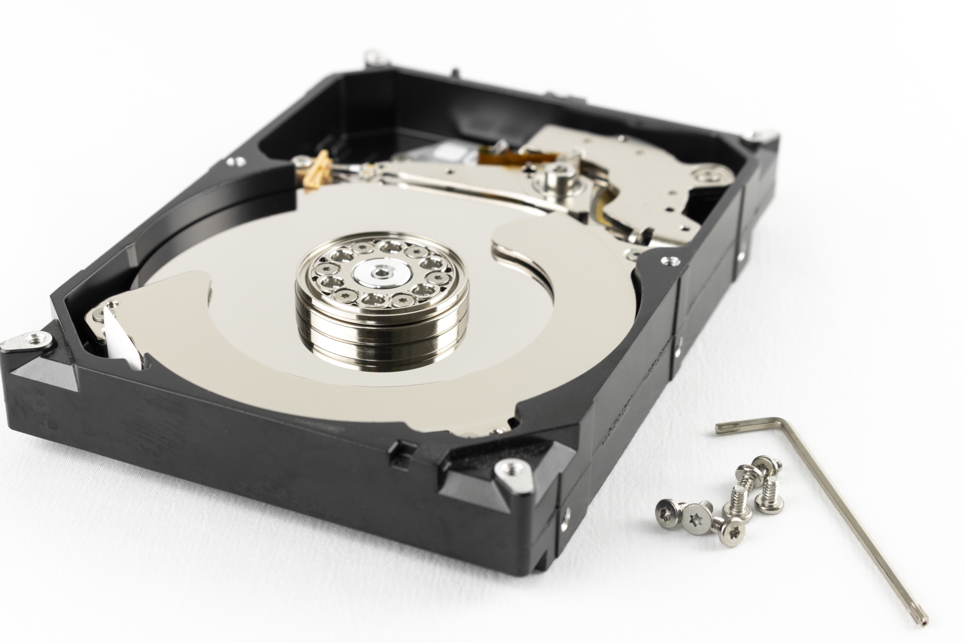 HDD(ハードディスク)の修理・データ修復の方法は?注意点や費用を解説