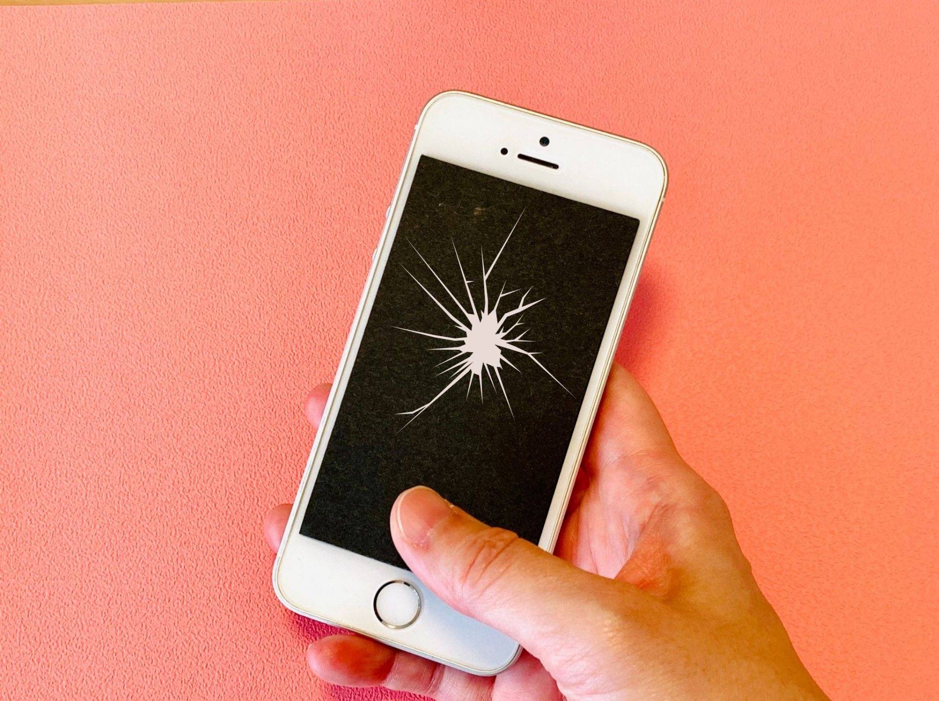 スマートフォンの画面割れの対処法|自分でできる応急処置や修理方法について解説