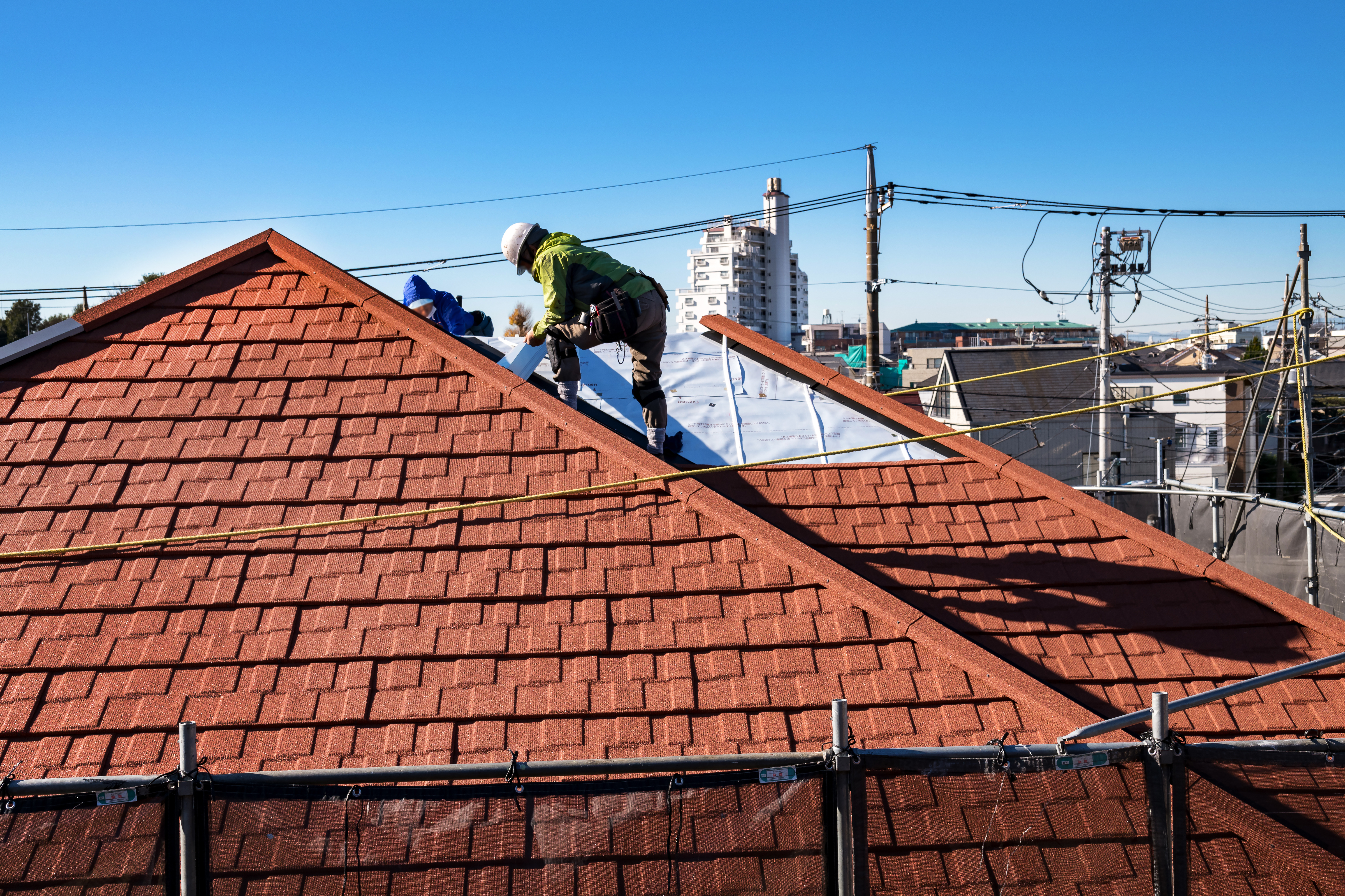 屋根カバー工法とは？メリット・デメリット、費用相場や工事の流れなどを解説