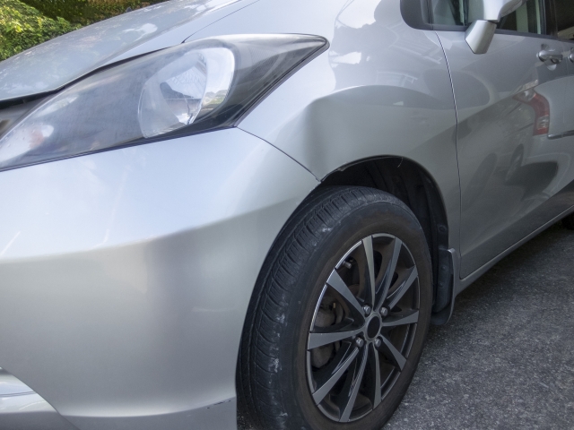 車のへこみ修理は自分でできる？費用・方法・業者選びまで徹底解説