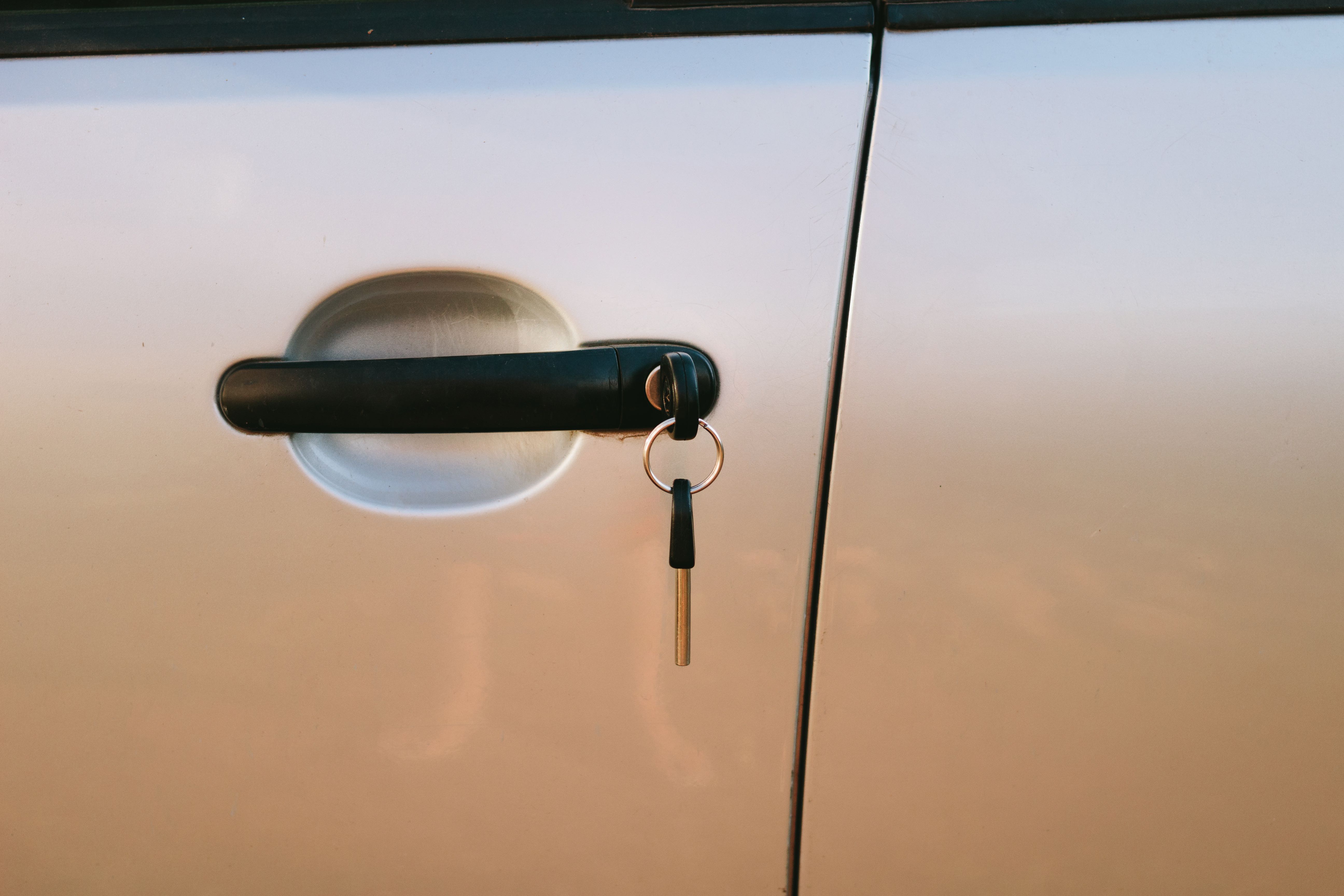 車の鍵が抜けない時の原因と対処法|自分でできる解決策と注意点