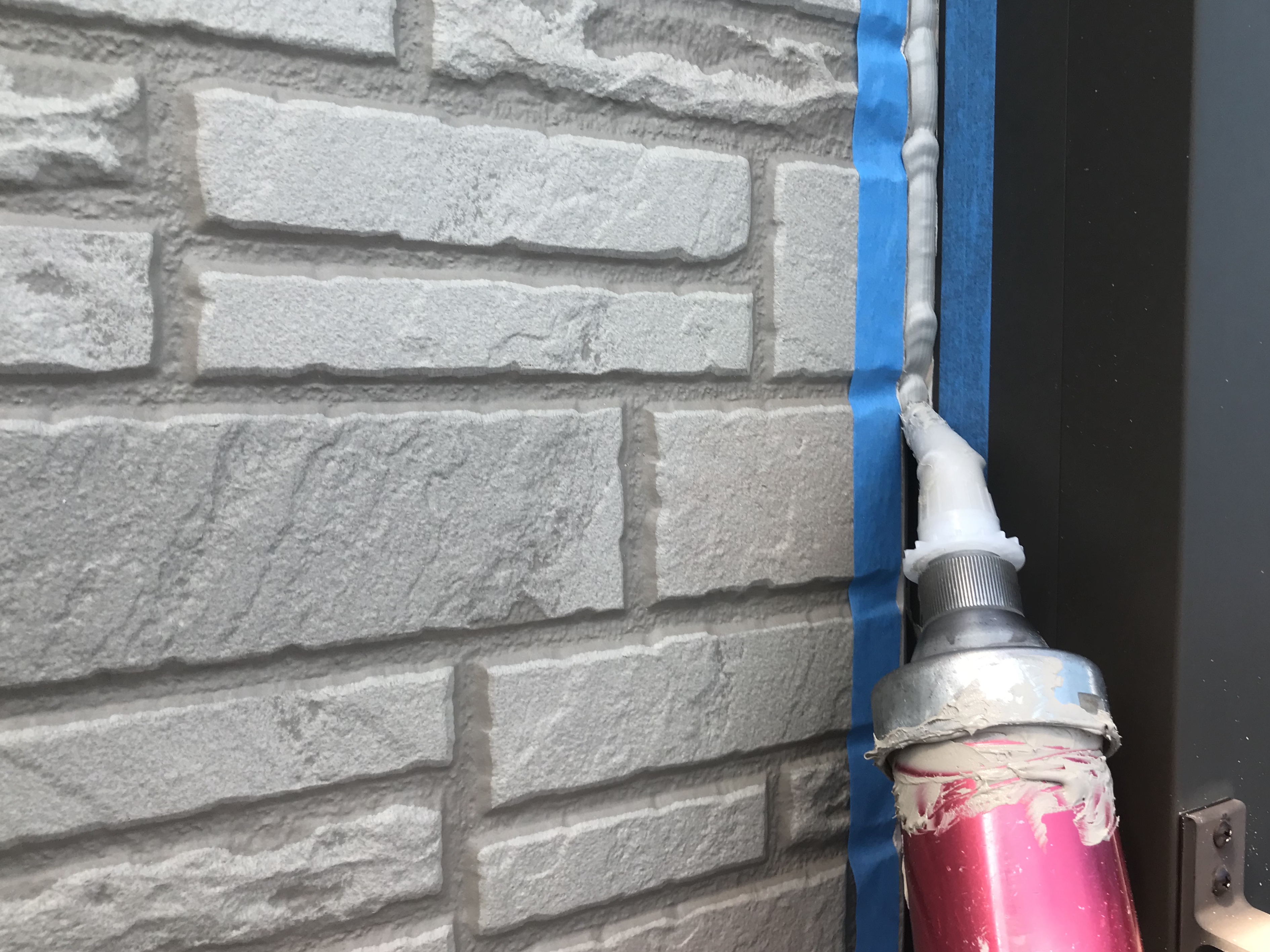 雨漏り修理は自分でできる?応急処置の方法や費用相場について解説