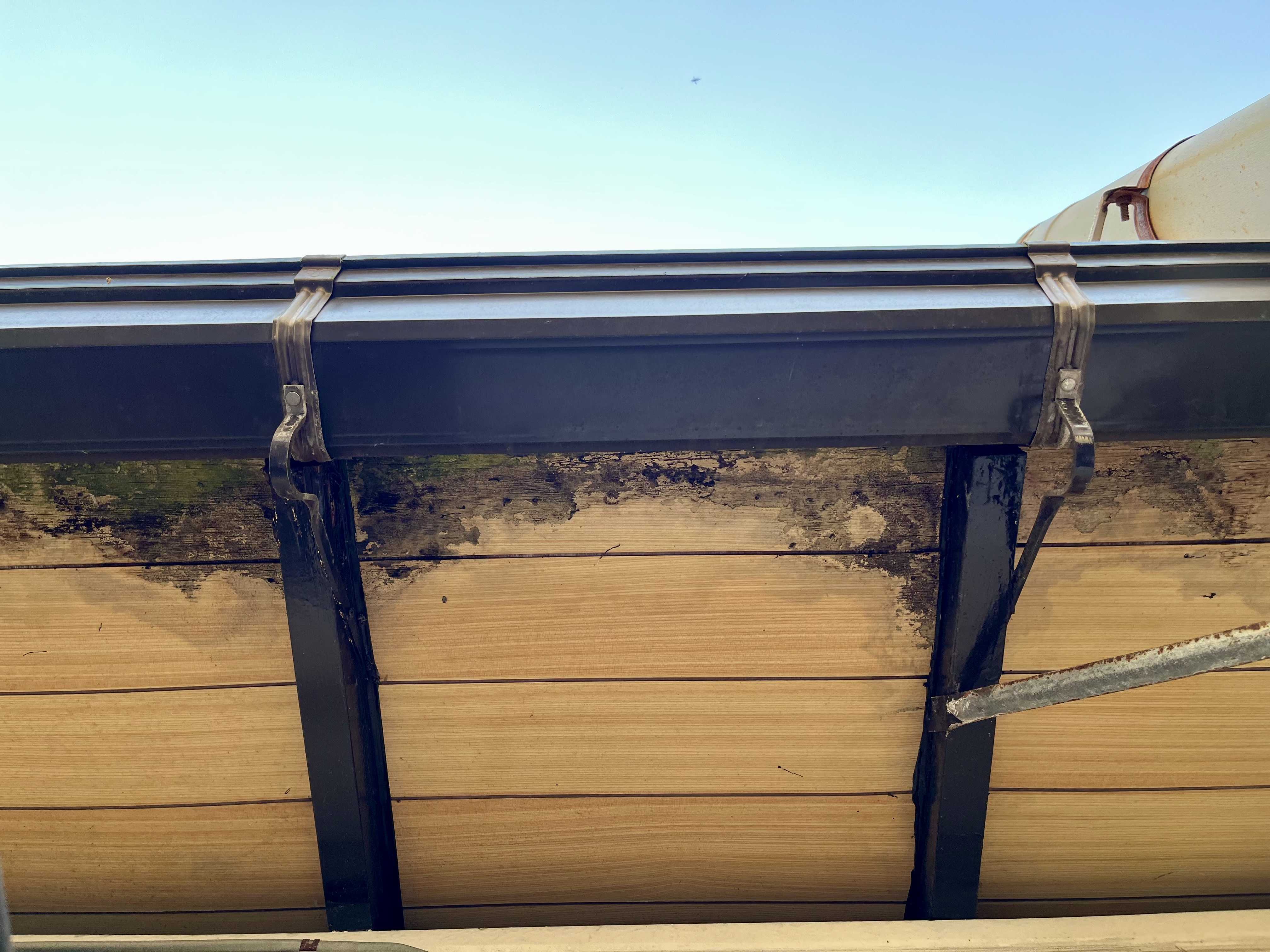 古い家の雨漏り修理|原因や修理の費用相場について解説