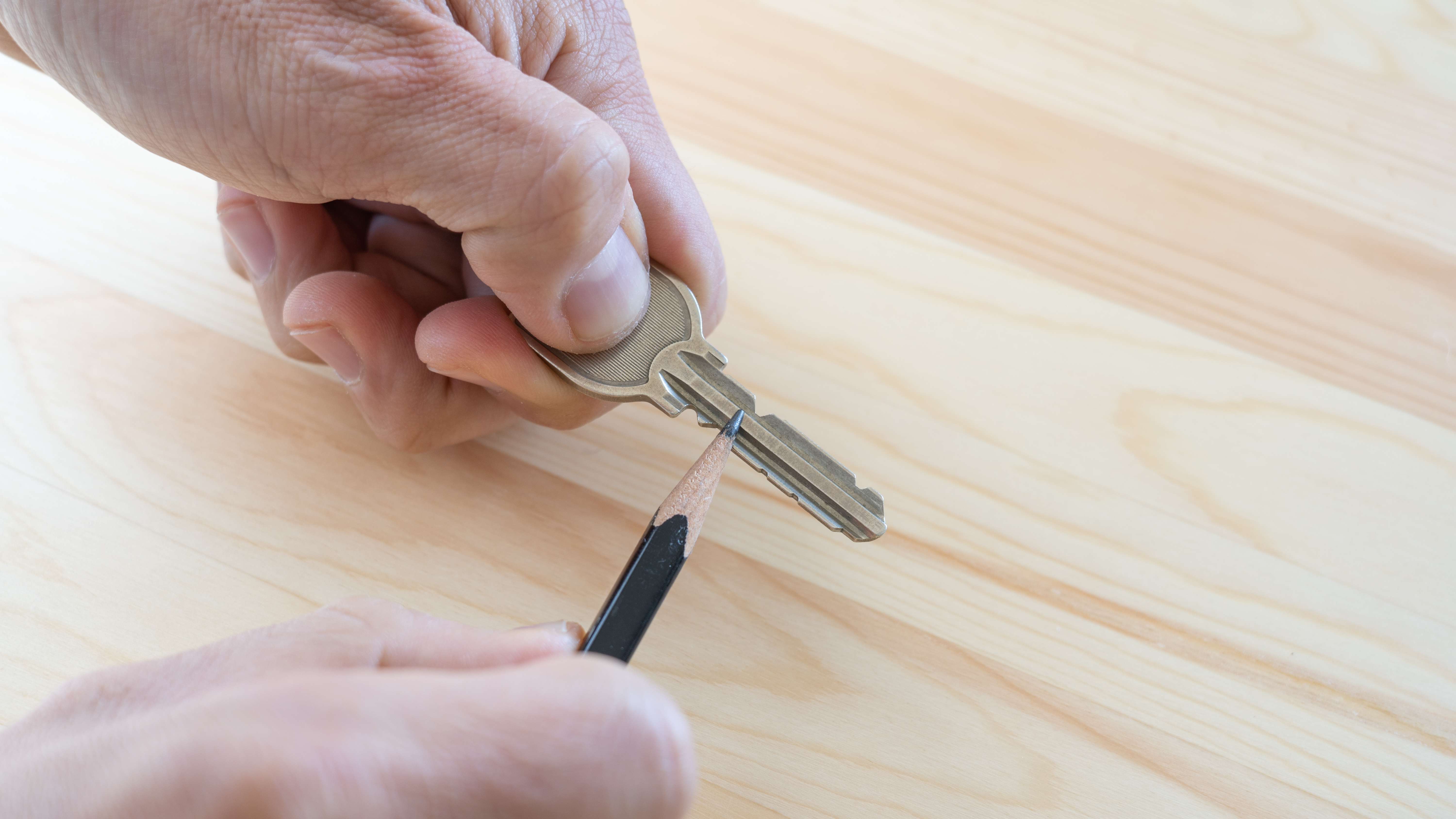 鍵穴に鉛筆はなぜ効く?回らない・回りにくい鍵の応急処置法