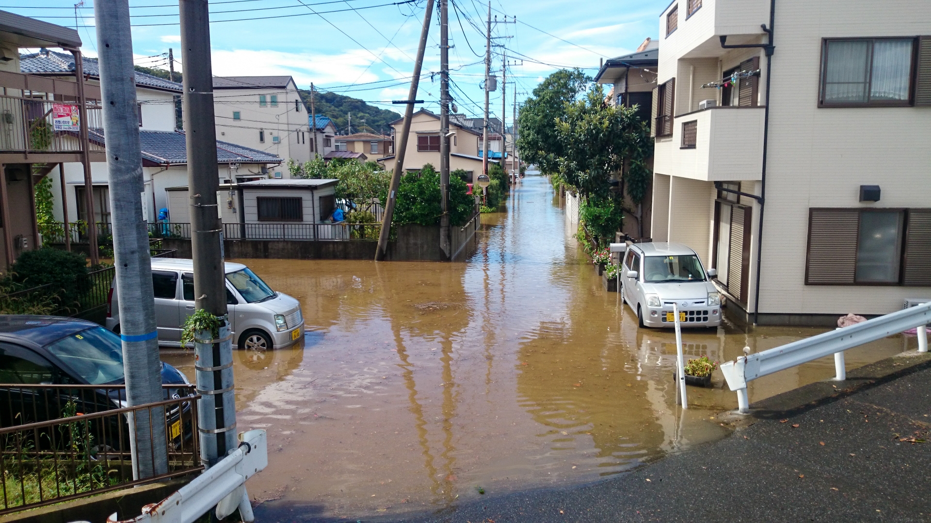 台風による車の被害を防ぐには？今すぐできる対策まとめ【破損・横転・水没も防ごう】
