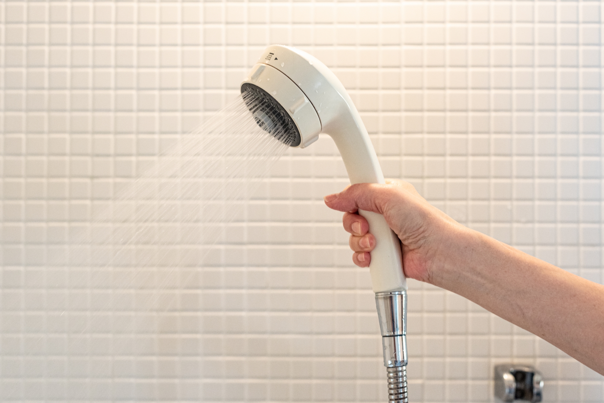 シャワーヘッドのポタポタ水漏れは故障？原因の見極め方と直し方｜DIYのトラブル事例も解説