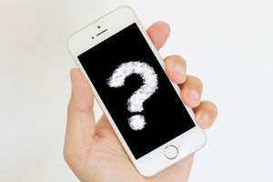 スマートフォンの液晶漏れの対処法|放置した場合のリスクや修理についても紹介