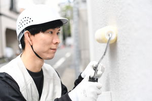 コンクリート塗装の方法は?適切なメンテナンス時期や手順・塗料を紹介