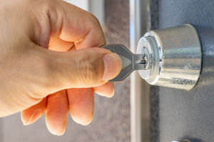 鍵が抜けない原因と対処法は?やってはいけないNG対応も解説