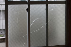 窓ガラスの熱割れの見分け方は?原因や事前対策についても解説