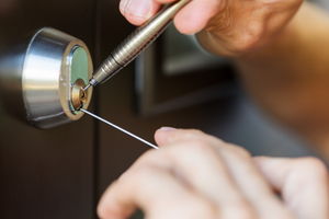自分でピッキングはできる？鍵を開ける方法や注意点を紹介