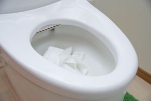 トイレの詰まりはハンガーで解消できる!自宅で手軽に解決する方法