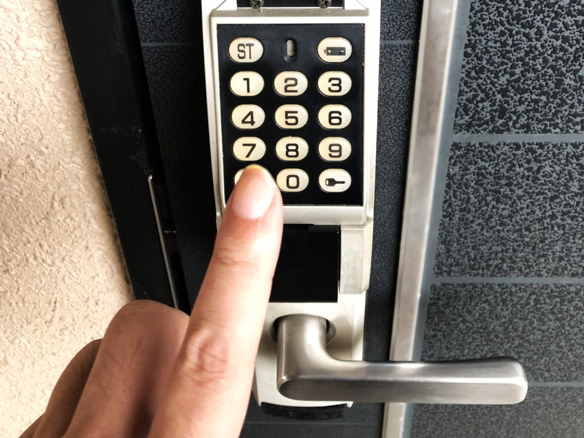 スマートキー付き玄関が危険と言われるのはなぜ？メリット・デメリットや対策を解説