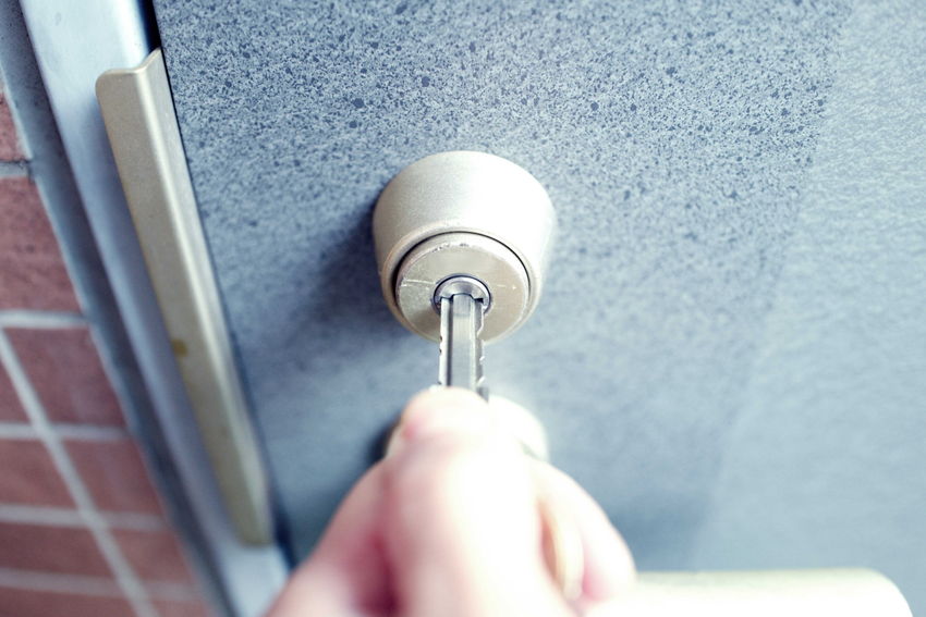 玄関の鍵が回らないときの原因は？対処法やNG行為について解説