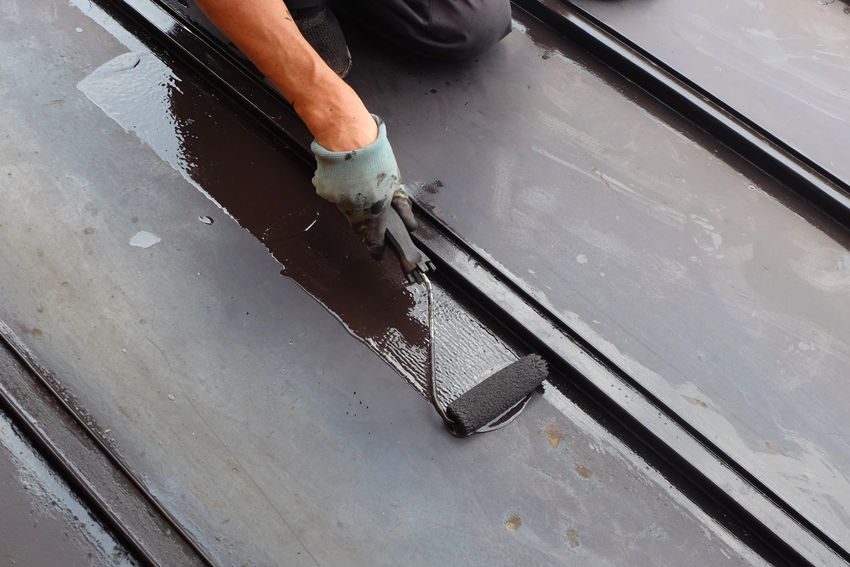 トタン屋根修理の費用相場と方法｜修理が必要なサインや修理を安く抑えるコツを解説