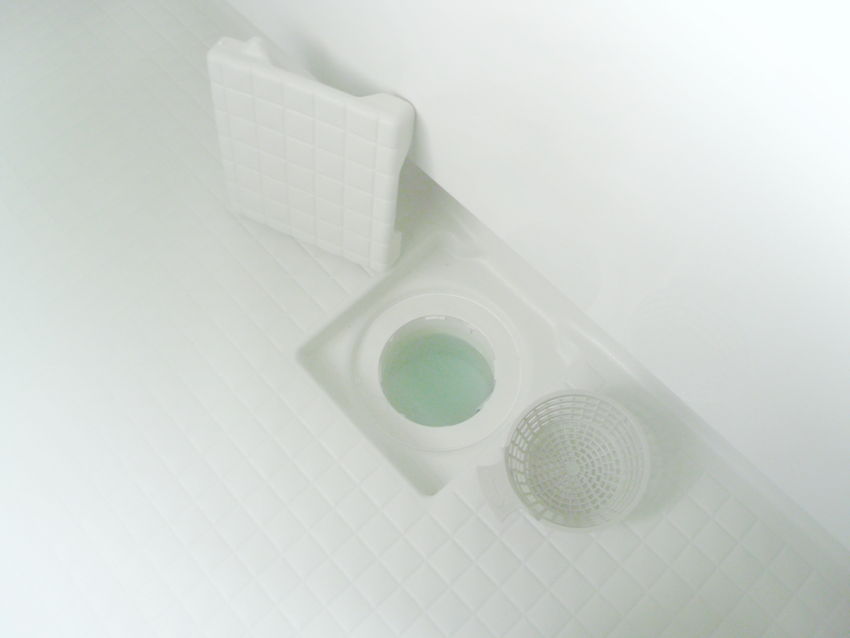 お風呂の排水口に排水トラップがない?確認と対処法を解説